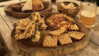 Hyoyeon juga menikmati makan malam di sebuah kafe dengan rooftop yang pemandangannya cantik. Ia memesan platter berisikan mie goreng, tempe, dan gorengan. Nasi goreng juga dipesan oleh Hyoyeon. Foto: Instagram @hyoyeon_x_x