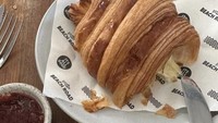 Kafe lain yang dikunjungi Hyoyeon adalah Beach Road. Di sana, ia menikmati secangkir latte dan butter croissant. Foto: Instagram @hyoyeon_x_x