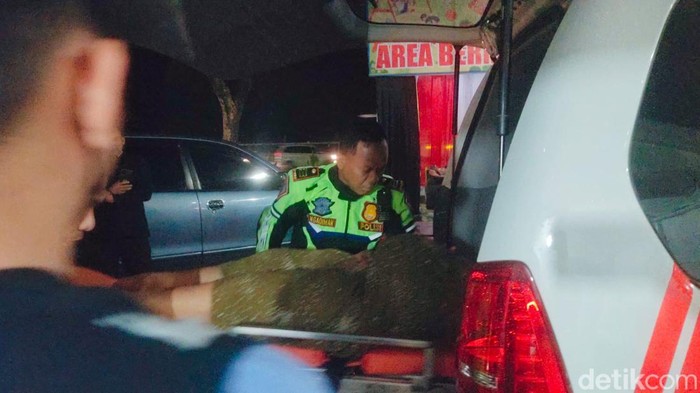 Ibu hamil saat dibantu petugas kepolisian