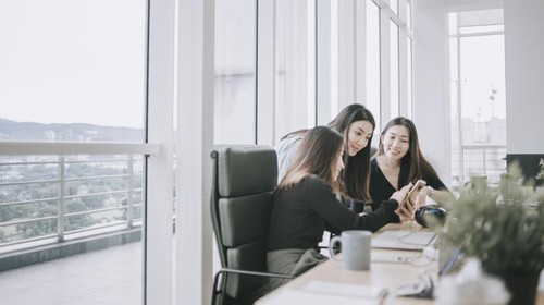 Ilustrasi wanita percaya diri di kantor