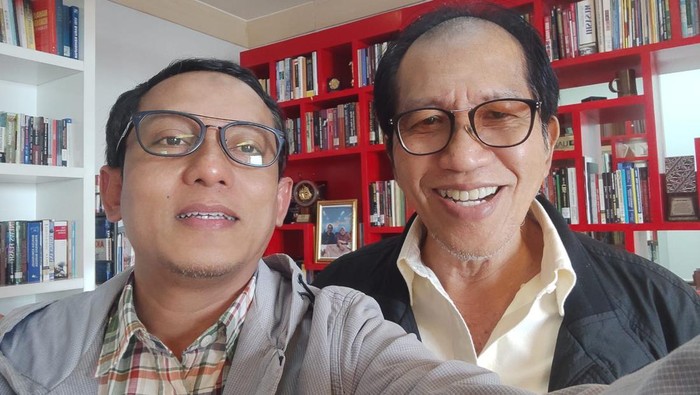 Penulis bersama Pak Ishadi SK di ruang kerjanya