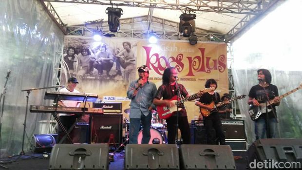 Pak Ishadi SK bersama Yon Koeswoyo di Kafe Rolling Stones, Kemang, 23 April 2014