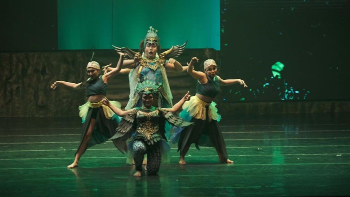 Peringatan Hari Tari Dunia, ISI Surakarta kembali menggelar 24 Jam Menari. Drama musikal itu dimeriahkan oleh sederet bintang ternama.