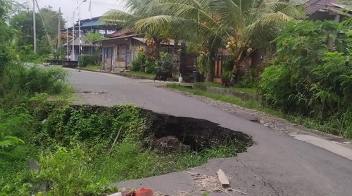 Kondisi jalan kabupaten yang longsor semakin parah berlokasi di Desa Kaliakah, Kecamatan Negara, Kabupaten Jembrana, Senin (1/5/2023).