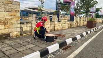 Teknisi PT Telekomunikasi Indonesia (Persero) Tbk memeriksa dan menyiapkan jaringan telekomunikasi fiber optik.