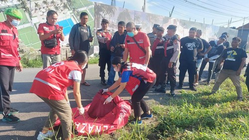 Tim PMI dan polisi Sektor Kuta Utara, Badung mengevakuasi jasad orok di lahan kosong Canggu ke RSD Mangusada, Senin (1/5/2023) pagi.