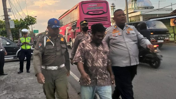Juru parkir di Masjid Sheikh Zayed ditindak Satgas Pungli, Minggu (30/4/2023).