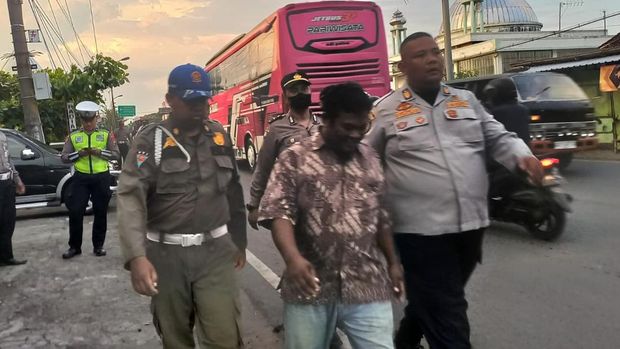 Juru parkir di Masjid Sheikh Zayed ditindak Satgas Pungli, Minggu (30/4/2023).