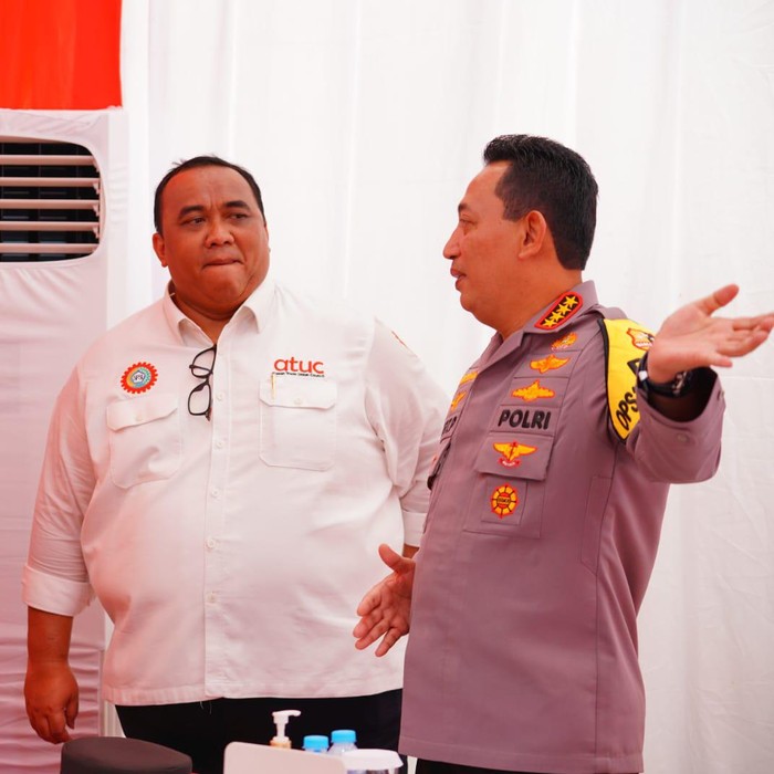 Kapolri Jenderal Listyo Sigit Prabowo meninjau langsung pengamanan unjuk rasa May Day Fiesta di Istora Senayan. Kapolri bertemu Presiden KSPI Said Iqbal dan Presiden KSPSI Andi Gani Nena Wea (dok Polri)