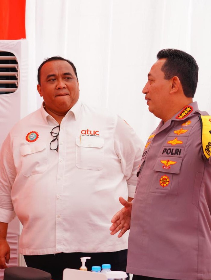 Kapolri Jenderal Listyo Sigit Prabowo meninjau langsung pengamanan unjuk rasa May Day Fiesta di Istora Senayan. Kapolri bertemu Presiden KSPI Said Iqbal dan Presiden KSPSI Andi Gani Nena Wea (dok Polri)