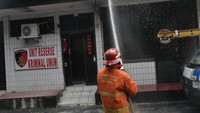 Menurut petugas pemadam kebakaran kejadian terjadi pada pukul 11.45 WIB dan penyebab kebakaran masih penyelidikan pihak terkait.