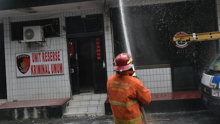 Petugas pemadam kebakaran melakukan pendinginan  salah satu ruangan yang terdampak kebakaran di Markas Polsek Bekasi Kota, Jawa Barat, Senin (1/5/2023). Menurut petugas pemadam kebakaran kejadian terjadi pada pukul 11.45 WIB dan penyebab kebakaran masih penyelidikan pihak terkait. ANTARA FOTO/ Fakhri Hermansyah/foc.