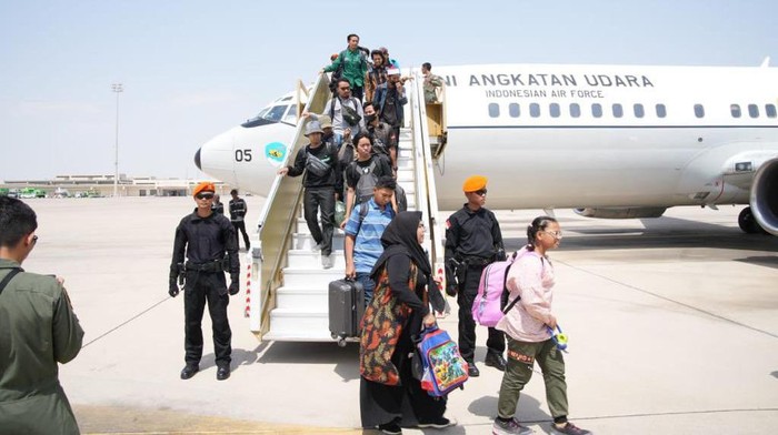 Kedatangan 75 WNI itu menutup misi TNI mengevakuasi WNI di Sudan. Total 823 WNI telah dievakuasi dari Sudan. (dok TNI AU)