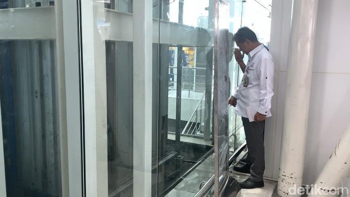 Kepala Ombudsman Sumut Abyadi Siregar saat sidak ke Bandara Kualanamu. (Kartika Sari/detikSumut)