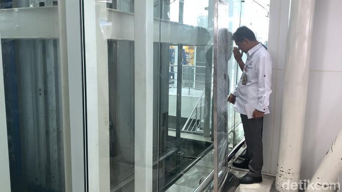 Kepala Ombudsman Sumut saat mengecek kondisi lift lokasi terjatuhnya Asiah hingga tewas. (Kartika Sari/detikSumut)