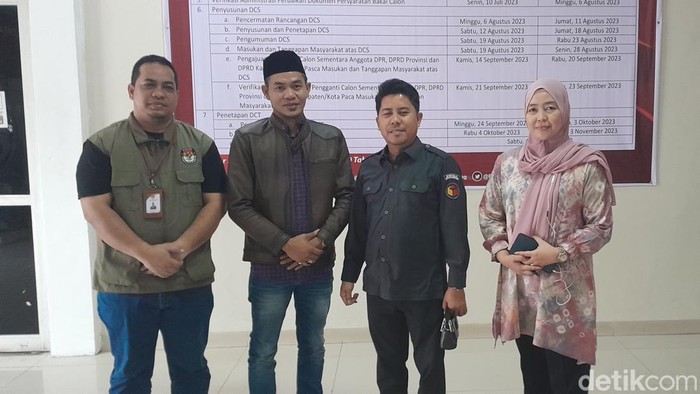 Ketua KPU Kota Palembang (peci) bersama Ketua Bawaslu M Taufik (kiri)