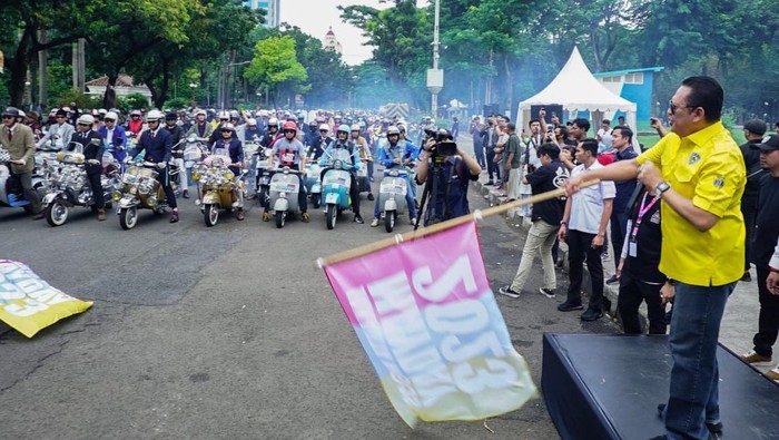Ketua MPR RI Bambang Soesatyo melepas konvoi Vespa di Jakarta.