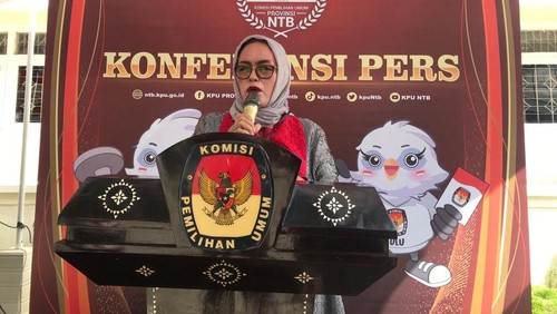 Bacaleg DPD dapil NTB Maskahyangan saat mendaftar di KPU NTB pada Senin siang (1/5/2023).