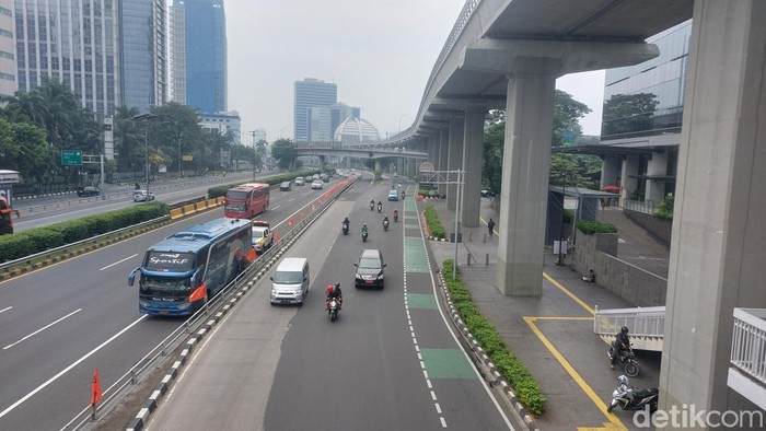 Kondisi lalu lintas di Jalan Gatot Subroto, Jaksel