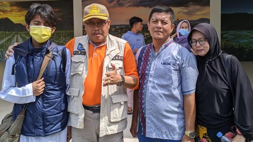 Sekda Nusa Tenggara Barat (NTB) Lalu Gita Ariadi menjemput korban perang Sudan di Bandara Internasional Lombok, Senin (1/5/2023).