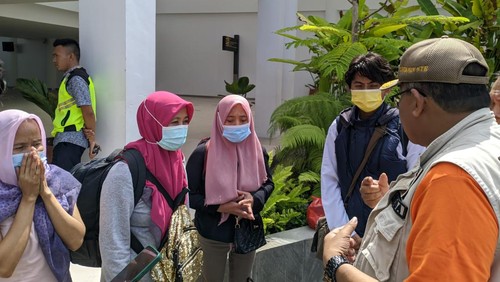 Empat warga NTB korban perang Sudan tiba di Bandara Internasional Lombok, Senin (1/5/2023).