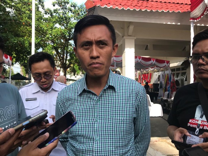 Ketua Divisi Sosialisasi, Pendidikan Pemilih, Parmas dan SDM KPU NTB Agus Hilman saat ditemui di Kantor KPU, Senin (1/5/2023).