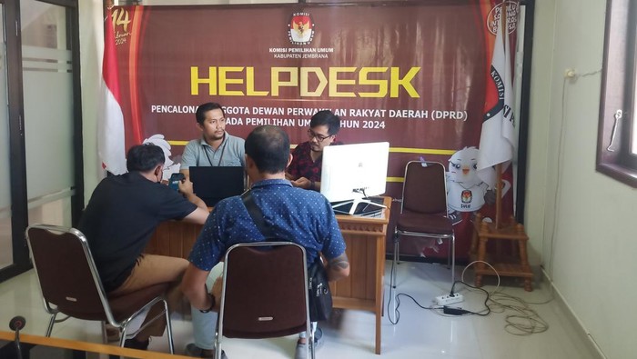 KPU Salah satu perwakilan parpol saat mendatangi Helpdesk KPU Jembrana untuk melakukan Konsultasi persyaratan pendaftaran bakal calon legislatif pemilu 2024 mendatang, Senin (1/5/2023).