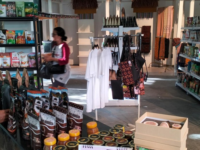 Produk  UMKM di Labuan Bajo saat Tenun Fashion Bazar di Gua Batu Cermin selama libur Lebaran 2023.