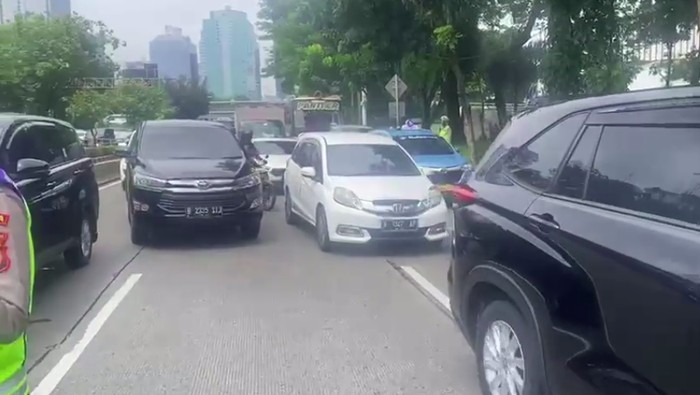 Lalu lintas di Jl Gatot Subroto arah Grogol, Jakbar, dialihkan ke Jl Gerbang Pemuda karena ada demo Hari Buruh Internasional (May Day) di depan gedung DPR/MPR. (IG @tmcpoldametro)