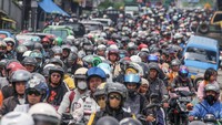 Pada libur Hari Buruh kawasan wisata Puncak Bogor dipadati kendaraan wisatawan yang berlibur.