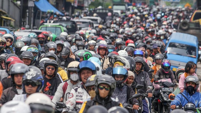 Libur Hari Buruh, Jalan Raya Puncak Padat Merayap Kendaraan wisatawan yang didominasi sepeda motor memadati Jalan Raya Puncak, Cisarua, Kabupaten Bogor, Jawa Barat, Senin (1/5/2023). Pada libur Hari Buruh kawasan wisata Puncak Bogor dipadati kendaraan wisatawan yang berlibur, dan Polres Bogor memberlakukan sistem satu arah (one way) dan pemberlakuan ganjil genap nomor kendaraan untuk mengurai kemacetan. ANTARA FOTO/Yulius Satria Wijaya/foc.