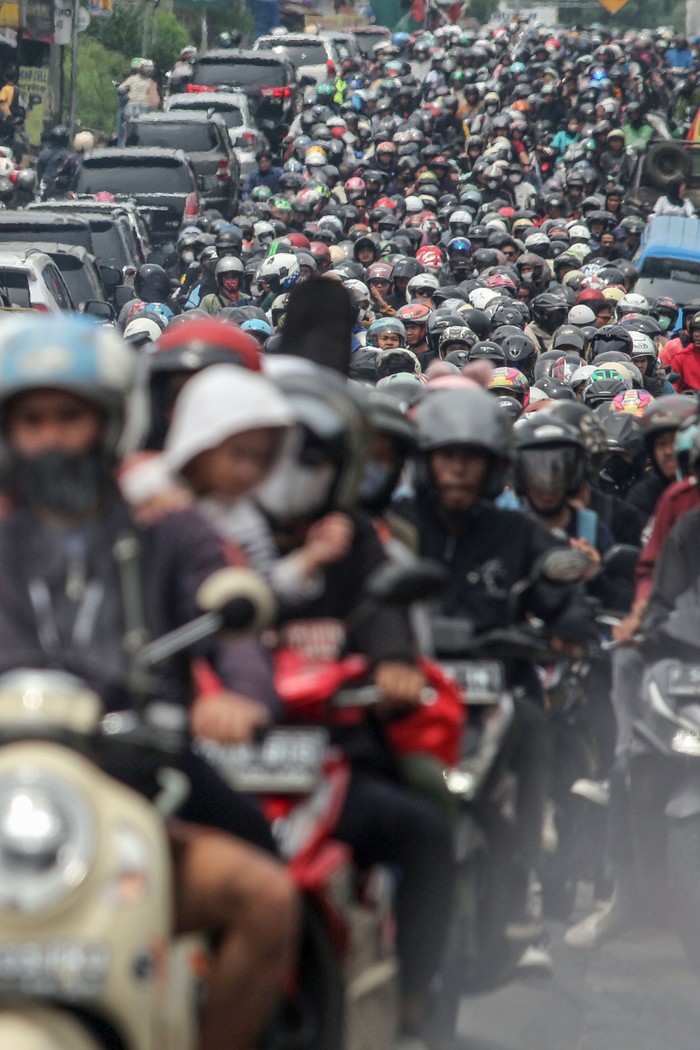 Libur Hari Buruh, Jalan Raya Puncak Padat Merayap Kendaraan wisatawan yang didominasi sepeda motor memadati Jalan Raya Puncak, Cisarua, Kabupaten Bogor, Jawa Barat, Senin (1/5/2023). Pada libur Hari Buruh kawasan wisata Puncak Bogor dipadati kendaraan wisatawan yang berlibur, dan Polres Bogor memberlakukan sistem satu arah (one way) dan pemberlakuan ganjil genap nomor kendaraan untuk mengurai kemacetan. ANTARA FOTO/Yulius Satria Wijaya/foc.