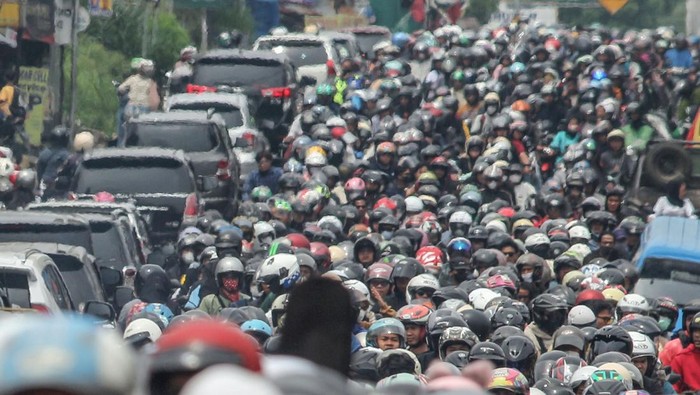 Kendaraan wisatawan yang didominasi sepeda motor memadati Jalan Raya Puncak, Cisarua,  Kabupaten Bogor, Jawa Barat, Senin (1/5/2023). Pada libur Hari Buruh kawasan wisata Puncak Bogor dipadati kendaraan wisatawan yang berlibur, dan Polres Bogor memberlakukan sistem satu arah (one way) dan pemberlakuan ganjil genap nomor kendaraan untuk mengurai kemacetan. ANTARA FOTO/Yulius Satria Wijaya/foc.
