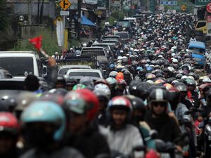 Libur Hari Buruh, Jalan Raya Puncak Padat Merayap
