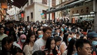 Dilansir dari Channel News Asia, ratusan ribu pengunjung China daratan turun ke pusat judi terbesar dunia, Makau. Kasino-kasino mewah disesaki pengunjung yang datang untuk berjudi.