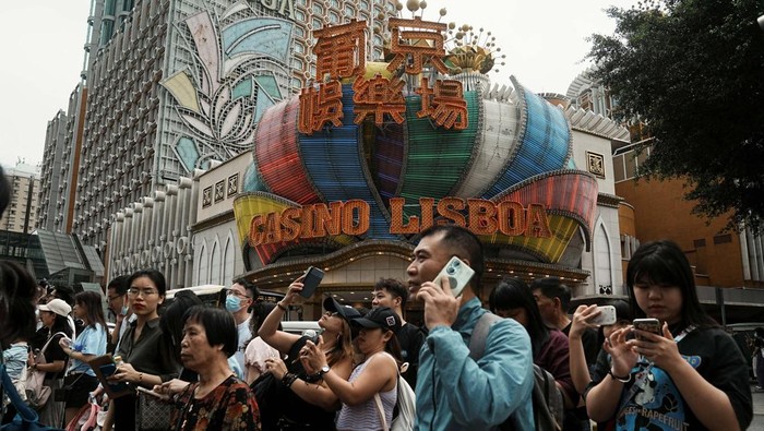 Libur Hari Buruh, Pusat Judi Makau Diserbu Warga Visitors walk outside the ruins of Saint Paul's during Labour Day holiday in Macau, China, April 30, 2023. REUTERS/Lam Yik