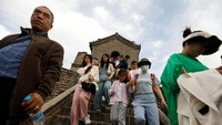 Mereka menyelurusi anak tangga di Tembok China bersama keluarga.
