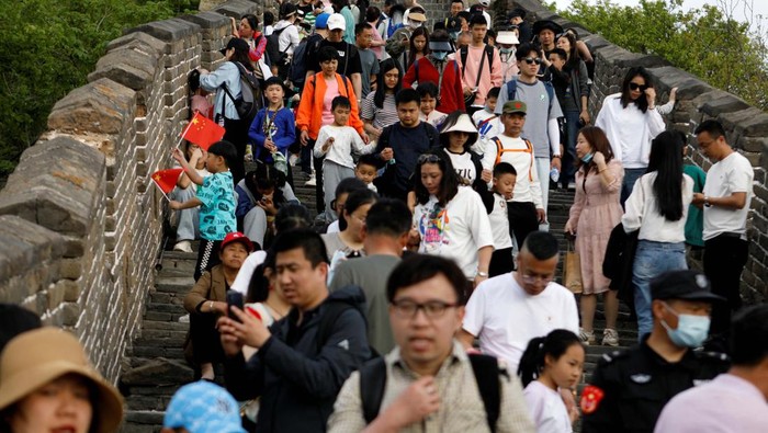 Libur Hari Buruh, Tembok China Ramai Wisatawan People visit the Mutianyu section of the Great Wall, during the five-day Labour Day holiday in Beijing, China April 30, 2023. REUTERS/Florence Lo