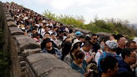 Tembok China di Beijing penuh dengan wisatawan, 30 April 2023.