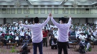 Tak hanya itu, Kang Erwin juga berjani akan membantu solusi Masyarakt supaya tidak terjerat rentenir dengan (Bank Emok)serta mengutamakan Insentif Guru Ngaji.
