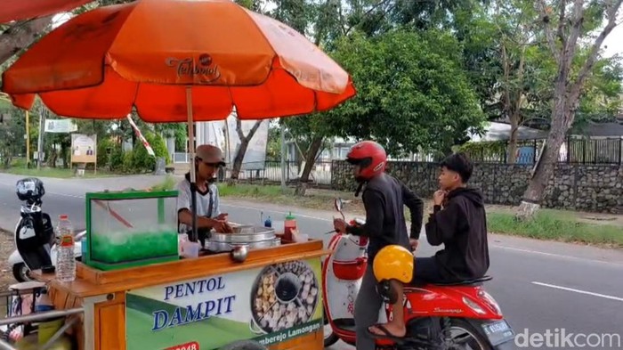 Mantan buruh kini sukses menjadi pedagang pentol di Lamongan