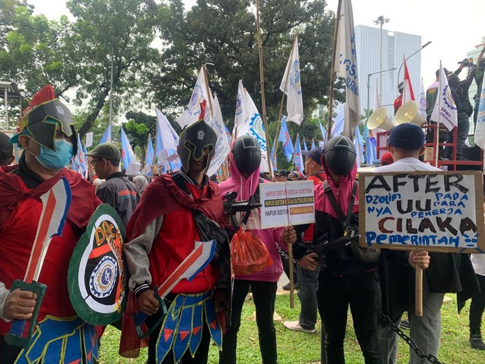 Massa berkostum Squid Game dan pasukan Sparta ramaikan demo buruh di Patung Kuda (Mulia/detikcom)