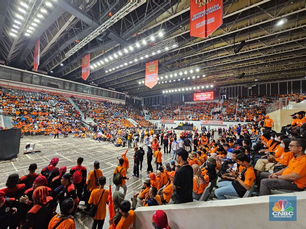 Buruh melanjutkan kegiatan May Day 2023 di Istora Senayan, Jakarta.