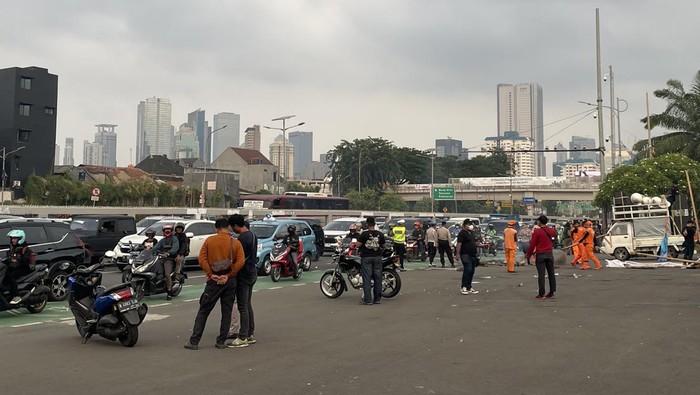 Massa buruh yang demo di depan gedung DPR RI, Jakarta, telah membubarkan diri. Jalan Gatot Subroto arah Slipi, Jakbar, yang sebelumnya ditutup kembali dibuka. (Silvia Ng/detikcom)