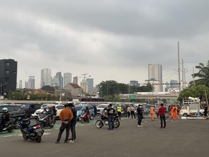Massa Buruh di Depan DPR Bubar, Jalan Gatot Subroto Arah Slipi Dibuka Lagi
