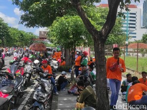 Ribuan Buruh di Jatim Desak UMK 2024 Naik 15 Persen