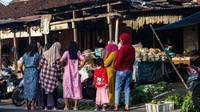 Meski Merapi sebelumnya mengeluarkan lava pijar, aktivitas warga di pasar ini tetap ramai.