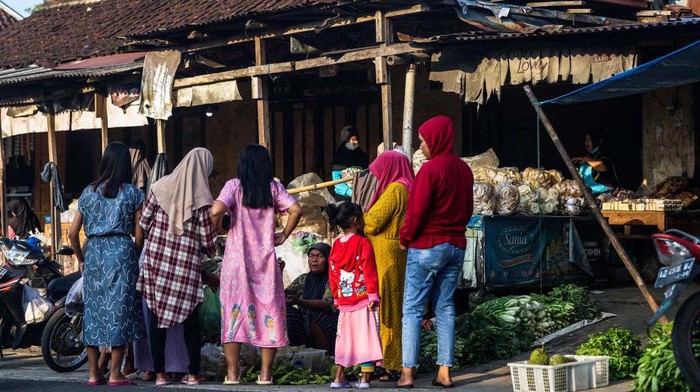 Melihat Aktivitas Pasar Butuh di Lereng Merapi Villagers buy groceries at Butuh traditional market near the Mount Merapi volcano on May 1, 2023, in Klaten District, Central Java, Indonesia. (Photo by Garry Lotulung/NurPhoto via Getty Images)