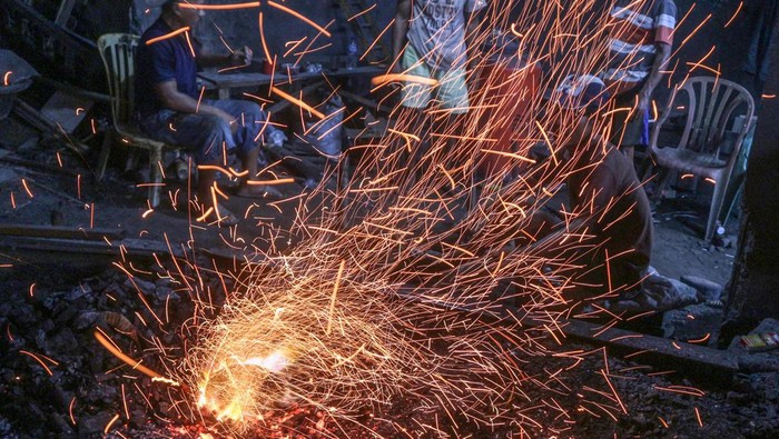 Melihat Kerajinan Gong Tradisional di Kota Bogor Pekerja membakar lempengan baja sebagai bahan dasar pembuatan gong di Gong Factory, Pancasan, Kota Bogor, Jawa Barat, Senin (1/5/2023). Gong yang dijual mulai dari harga Rp2 juta hingga di atas seratus juta rupiah untuk satu set gong tersebut dipasarkan ke kota-kota besar di Indonesia dan mancanegara. ANTARA FOTO/Yulius Satria Wijaya/foc.