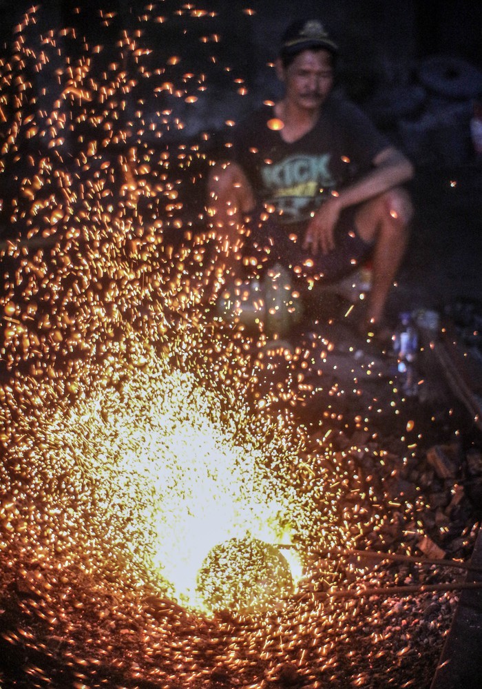 Melihat Kerajinan Gong Tradisional di Kota Bogor Pekerja membakar lempengan baja sebagai bahan dasar pembuatan gong di Gong Factory, Pancasan, Kota Bogor, Jawa Barat, Senin (1/5/2023). Gong yang dijual mulai dari harga Rp2 juta hingga di atas seratus juta rupiah untuk satu set gong tersebut dipasarkan ke kota-kota besar di Indonesia dan mancanegara. ANTARA FOTO/Yulius Satria Wijaya/foc.